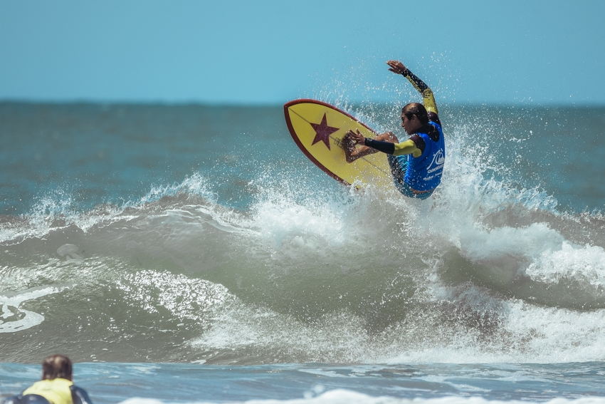 JC Ruggiero, de apenas 16 años, se adaptó muy bien a las tablas retro.