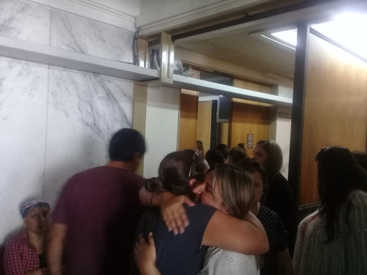 La víctima, que decidió hacer público el caso, declaró ante los jueces luego de que desalojaran la sala.