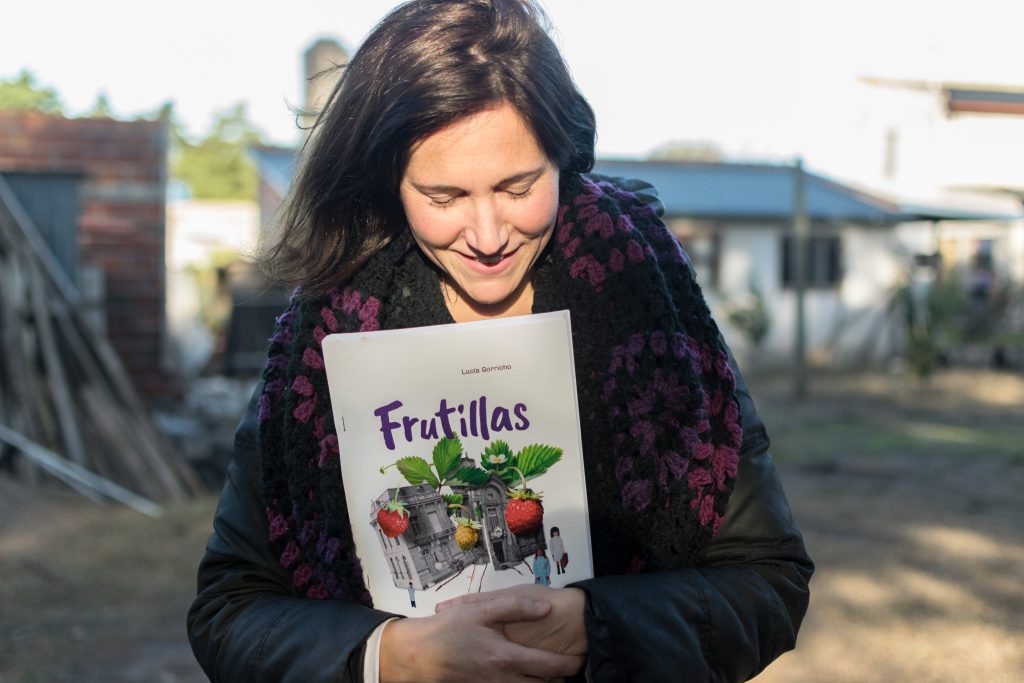 Lucía Gorricho, en 2017, presentando su libro "Frutillas", tras la viralización del texto de una de sus estudiantes. 