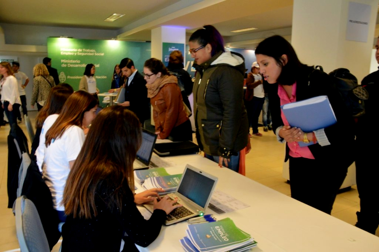 Las mujeres padecen más que los hombres la falta de empleo.