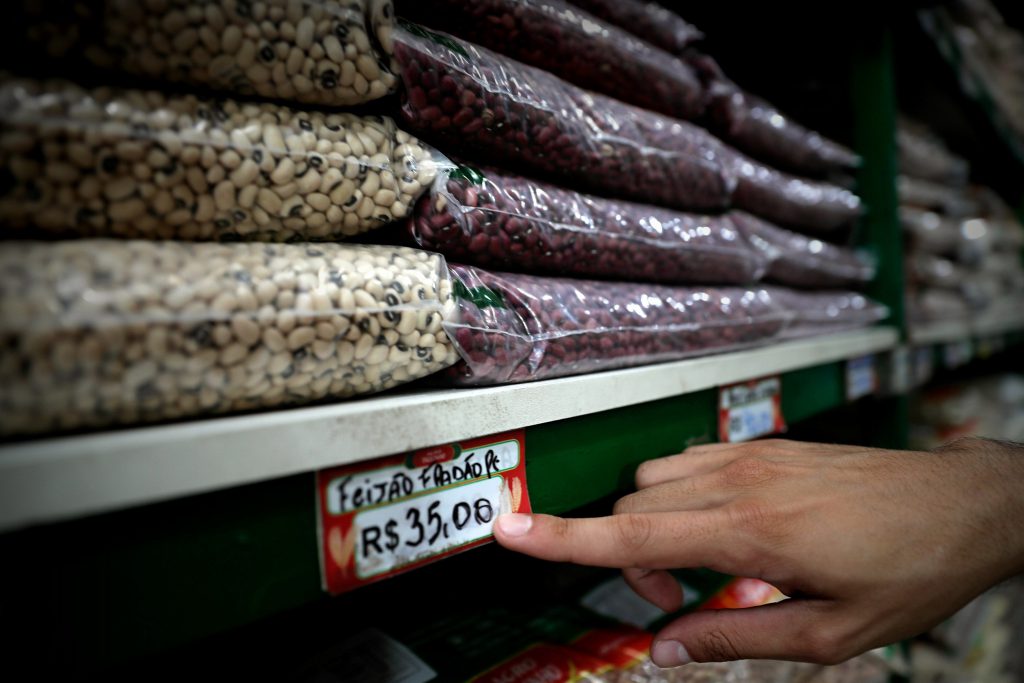 El fríjol, alimento estrella de Brasil, empieza a ser inaccesible para muchos