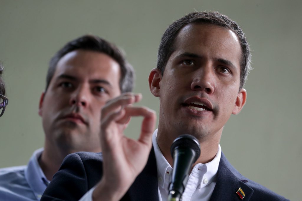 Guaidó entrega ayuda humanitaria en Caracas y habla sobre la detención de su jefe de despacho