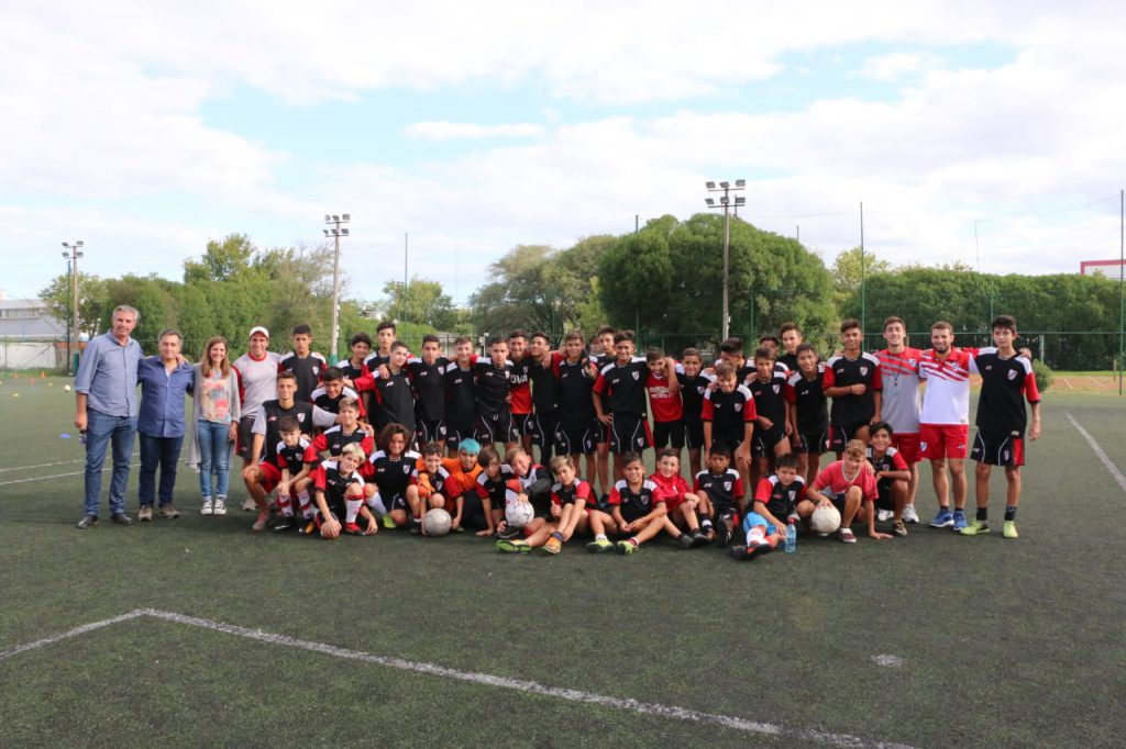 En su visita al club River la diputada nacional observó el entrenamiento de los chicos de fútbol, invitada por el presidente Alejandro Yapuncic y el vicepresidente Walter Vila. 