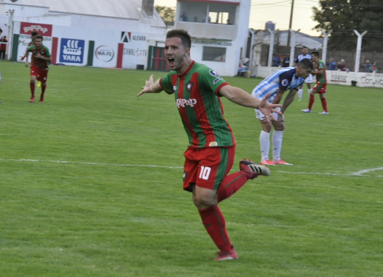 Enzo Astiz festeja uno de sus goles (Foto gentileza Martín Angellini)