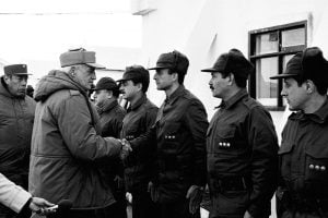 Leopoldo Fortunato Galtieri saluda a las tropas durante su visita a las Islas Malvinas.
Foto Archivo Télam