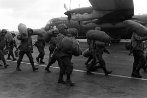 Llegada de soldados argentinos refuerzos a las Malvinas. Foto: Télam | Román von Eckstein.