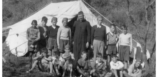 El padre Luis Varetto, junto a un grupo de niños scouts.