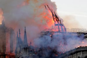 La aguja central de la catedral de Notre Dame cae durante el incendio Foto:. EFE | Ian Langsdon | Archivo.
