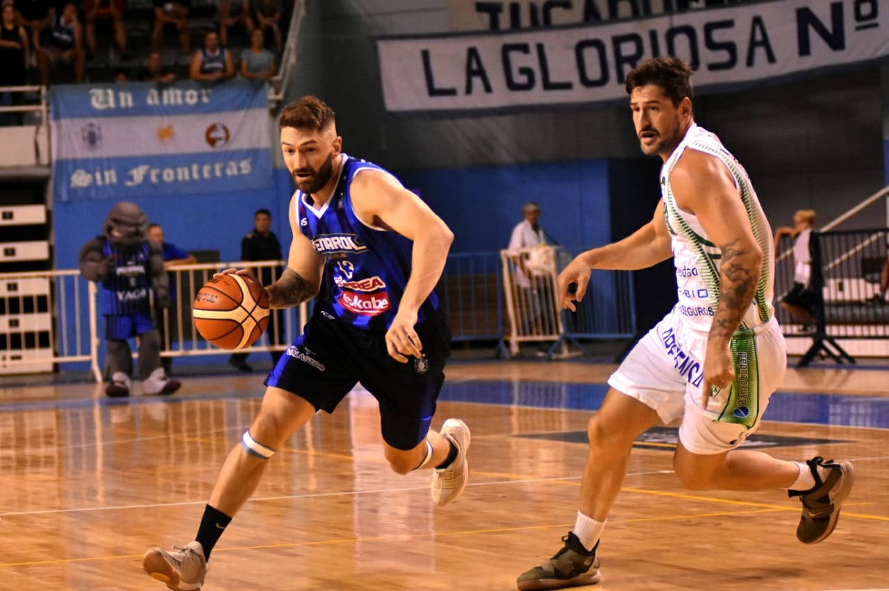 Lucas Arn ataca la defensa de Nicolás Romano. El duelo entre Peñarol y Atenas es clave para evitar la serie eliminatoria de Permanencia.