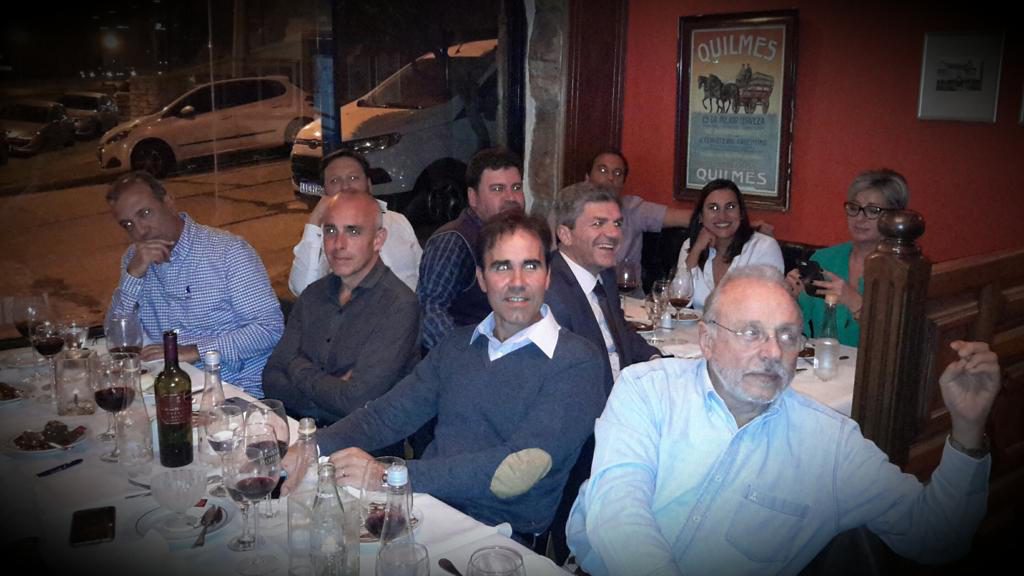 Luis María Stanzione (a la derecha, de camisa celeste), en la cena que OSDE organizó el jueves pasado, para periodistas. 