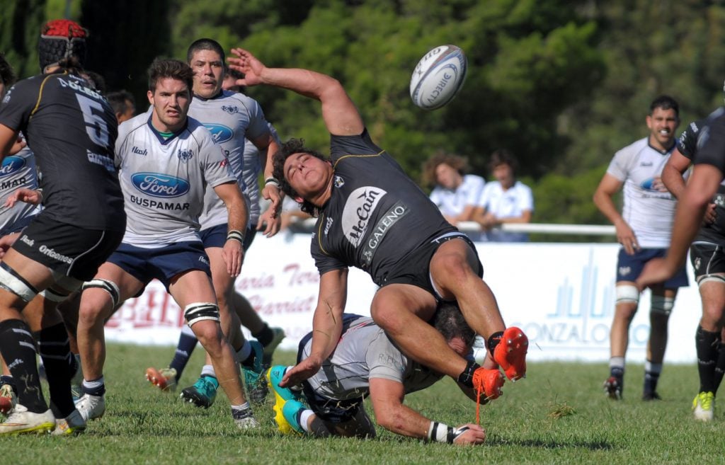 (((Iván Nemer pierde la pelota tras un tacle rival. Foto: Pablo Presti | La Nueva.)))