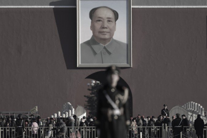 Retrato de Mao Zedong en la Plaza de Tiananmen el 10 de marzo de 2015. (AP Photo/Andy Wong)