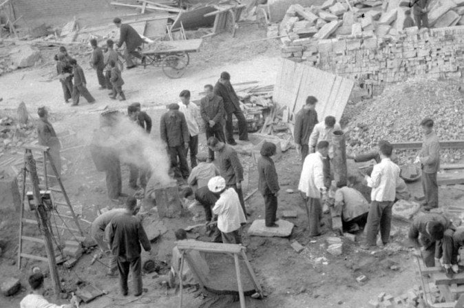 Empleados del Hotel Shin Chiao en Beijing construyen en el patio del hotel un pequeño y rudimentario horno de fundición de acero durante el período del “Gran Salto Adelante” en Octubre de 1958. (JACQUET-FRANCILLON / AFP / Getty Images)