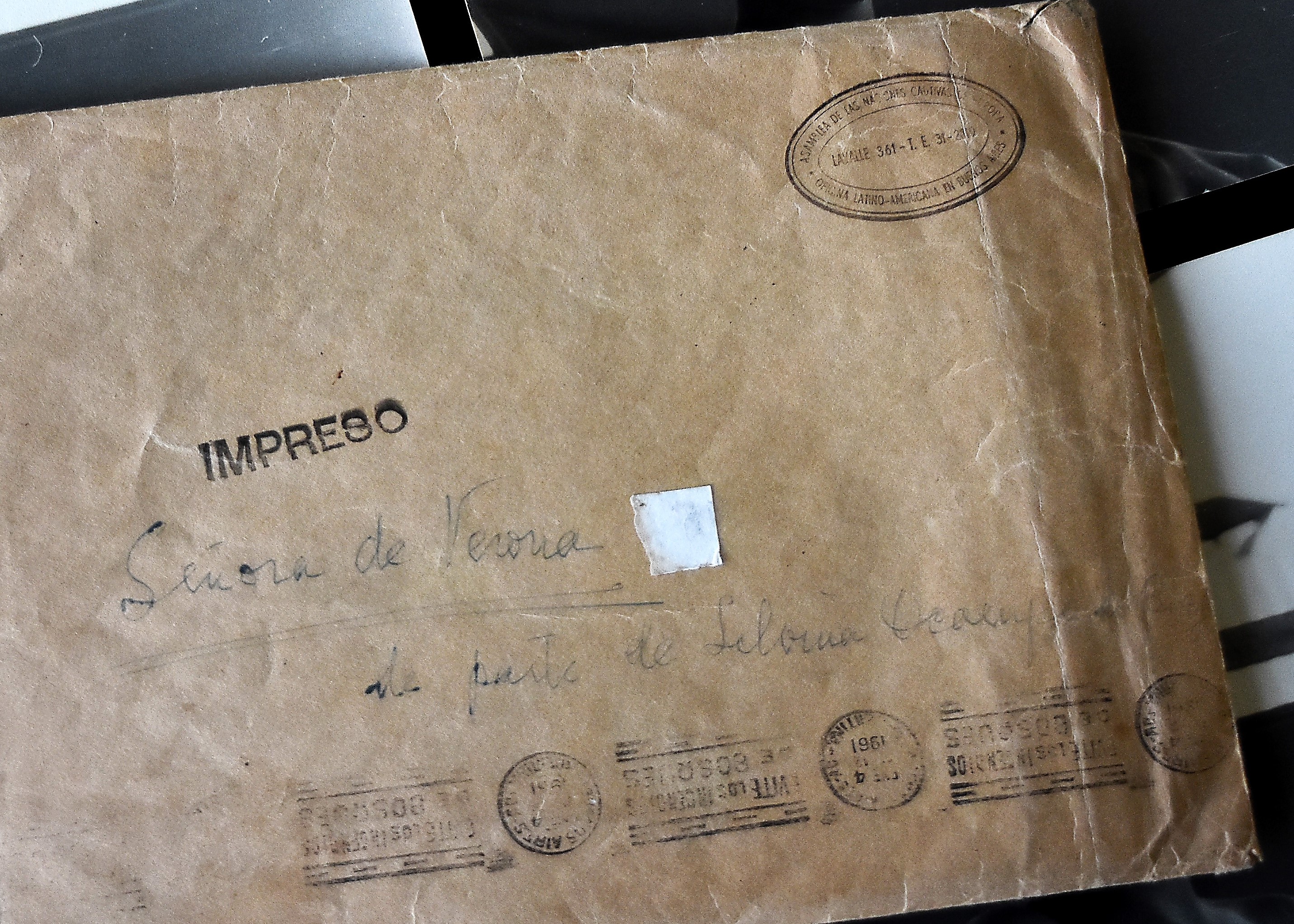 Una reliquia: el sobre en que Silvina Ocampo le envió a la madre de Salvador Verona las fotografías tomadas por Adolfo Bioy Casares.