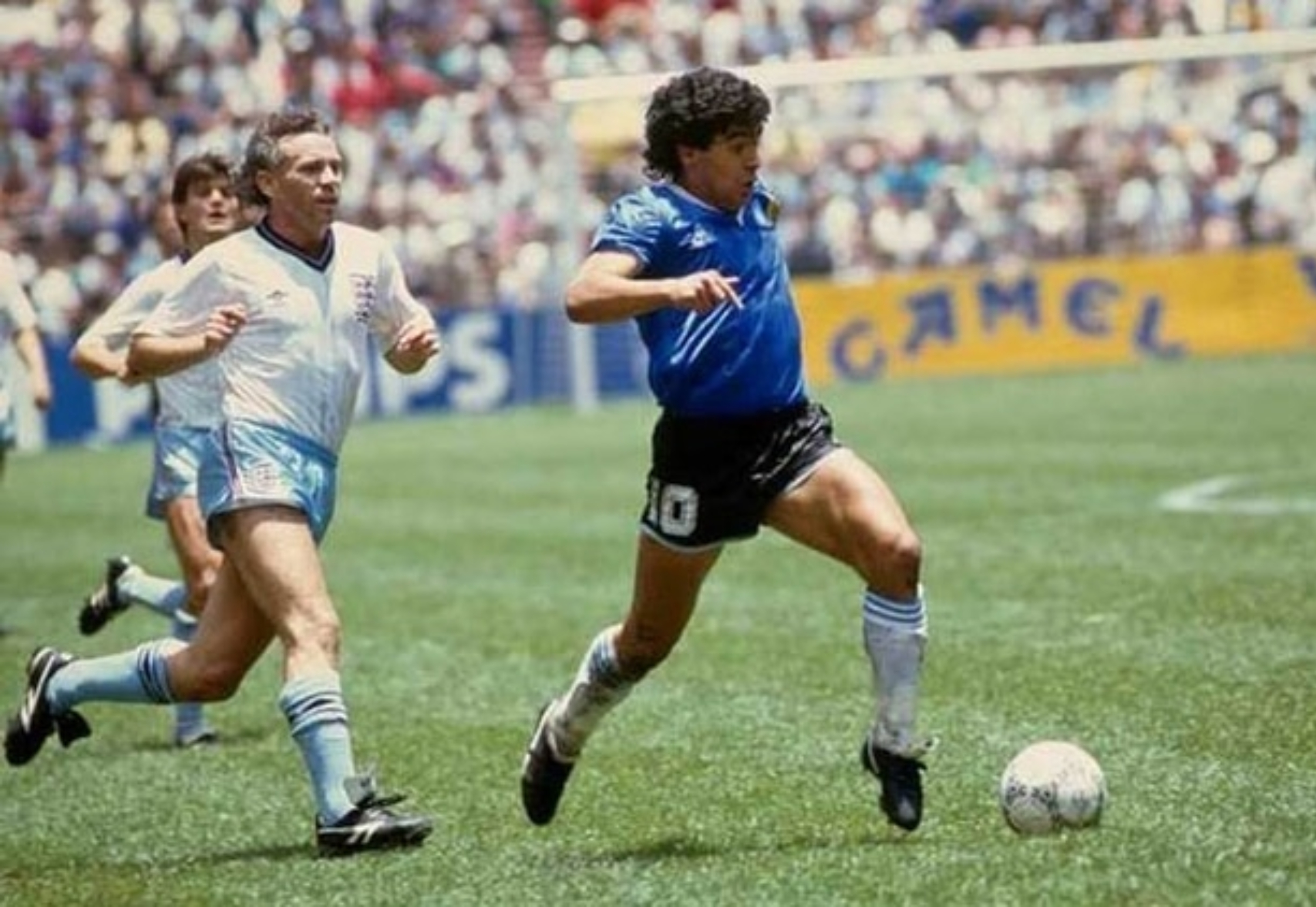 Maradona en acción ante los ingleses.
