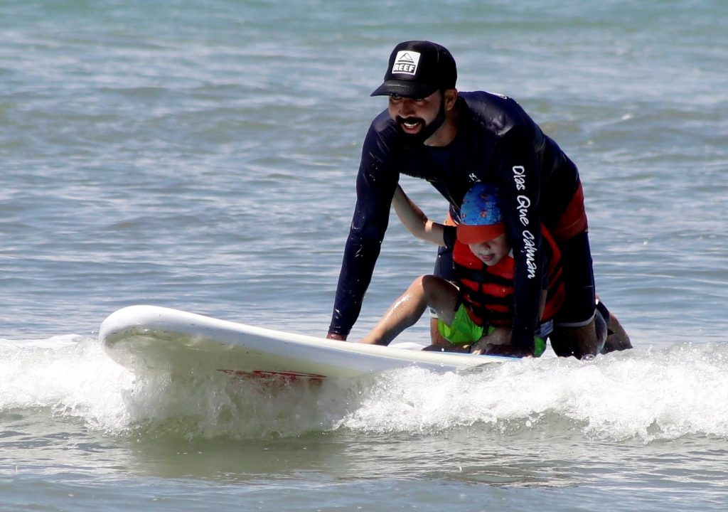Olas y surf: una terapia para estimular a infantes con autismo en Panamá