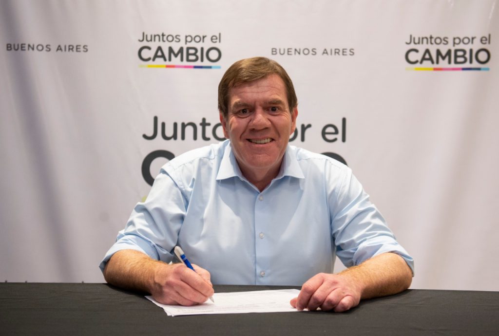 Guillermo Montenegro al firmar su precandidatura.