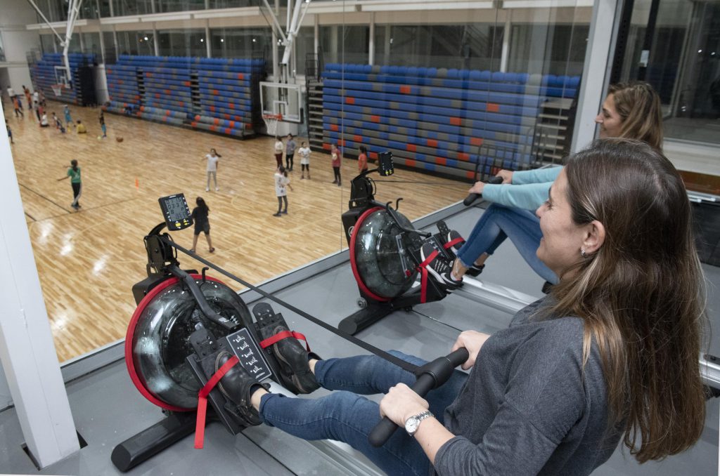 as chicas tienen vista a las canchas desde el gym. El edificio, ya en total funcionamiento, está abierto a la comunidad.