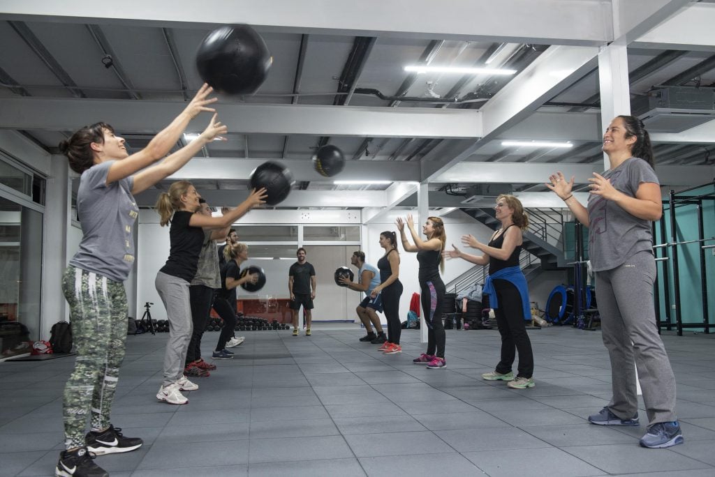 El gym tiene más 1000m2. Lo mismo que gozan los profesionales está a disposición de los deportistas amateurs.