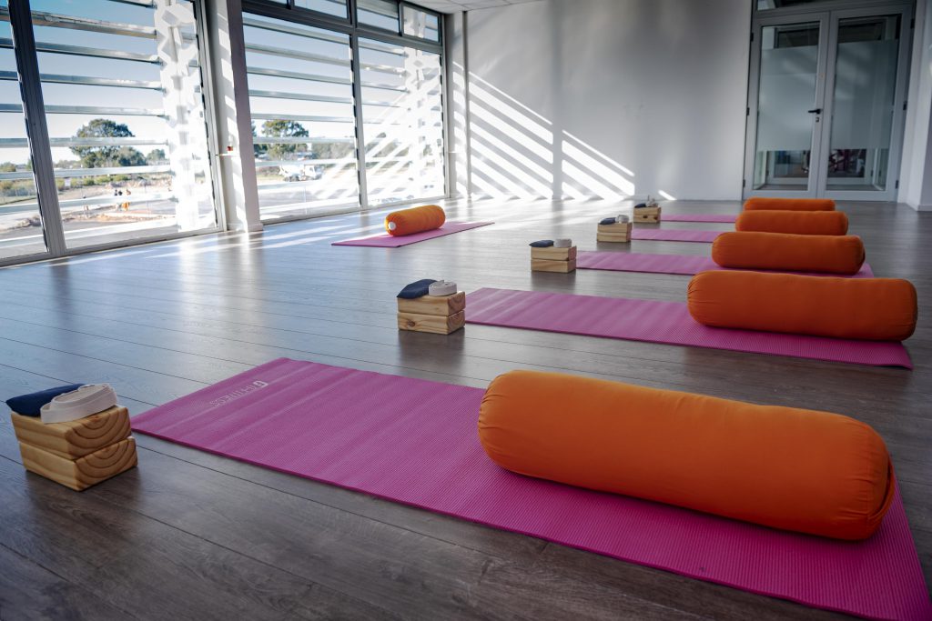 Hay espacios de esparcimiento, arte y creatividad, con ambientación especial: aquí la sala de bienestar con clases de yoga.
