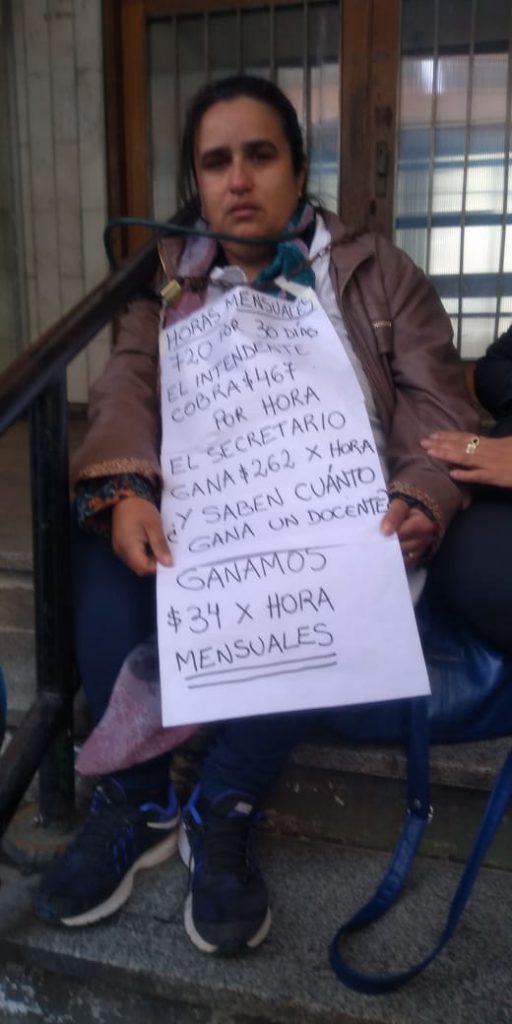 Yael Palavecino, la docente que se encadenó ayer al ingreso de las oficinas de Hacienda.