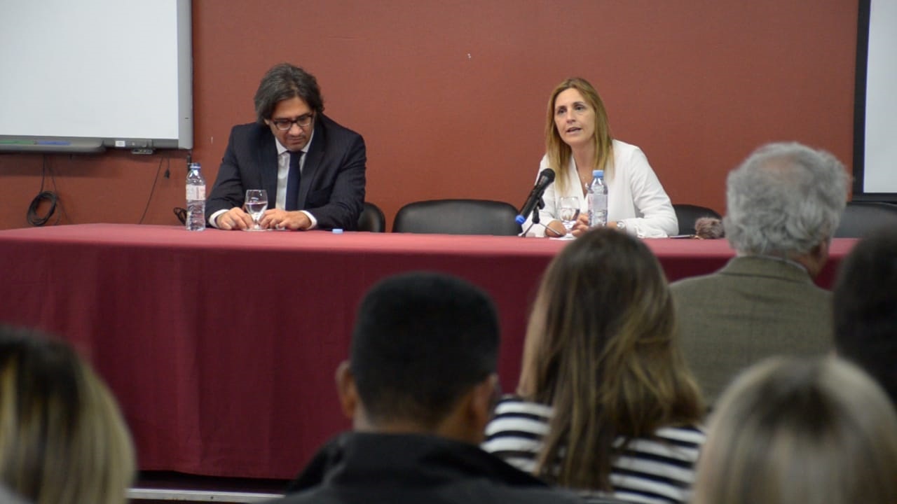 El ministro Garavano junto a la integrante del Consejo de la Magistratura, Marisa Sánchez Herrero, en una charla en la Facultad de Derecho.