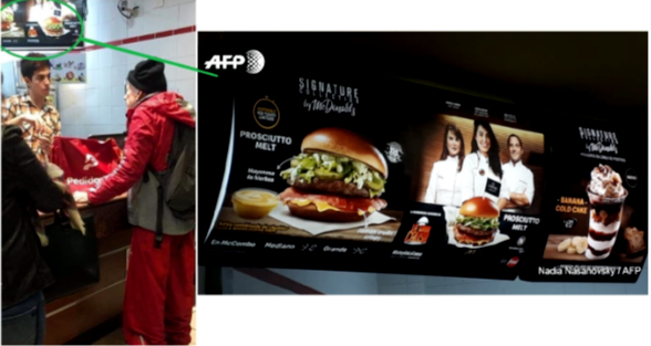Montaje realizado el 24 de julio de 2019 con la foto que se viralizó (izquierda) y una foto del mismo cartel en una sucursal de McDonald's en el centro de Buenos Aires.