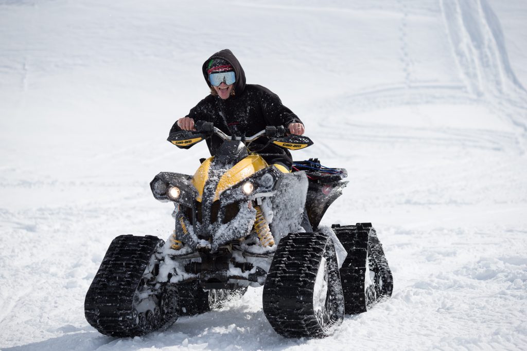 El equipo tuvo motos de nieve a disposición para mejorar la producción en Copahue.