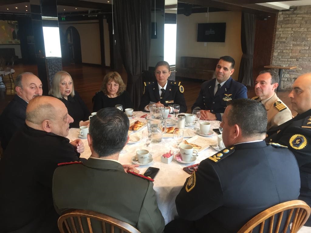 Antes del acto, el intendente desayunó con los responsables de las Fuerzas Armadas en la ciudad. 