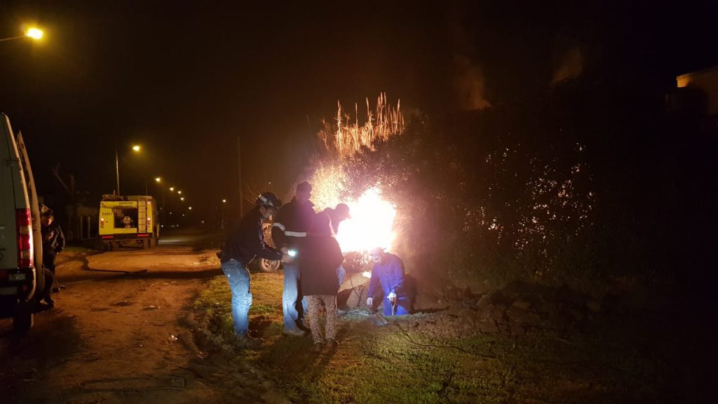 Chocó una cabina de gas y bomberos evitaron que se incendiara una casa