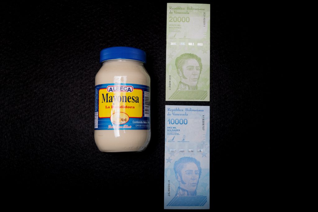 Un frasco de mayonesa se comercializa a 30 mil bolívares. Foto: EFE | Miguel Gutiérrez.