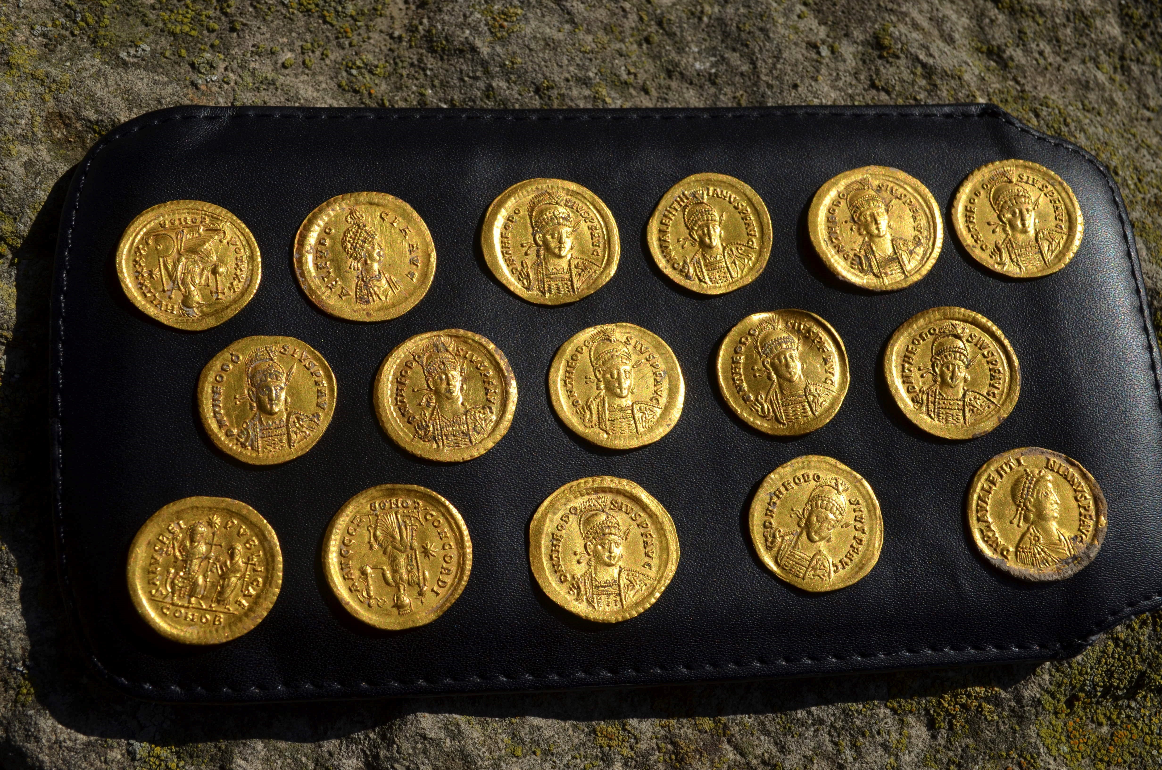 Где купить золотые монеты. Золотые монеты Византии клад. Монеты древний Рим клад. Золотые монеты Урарту. Золотые монеты Медичи.