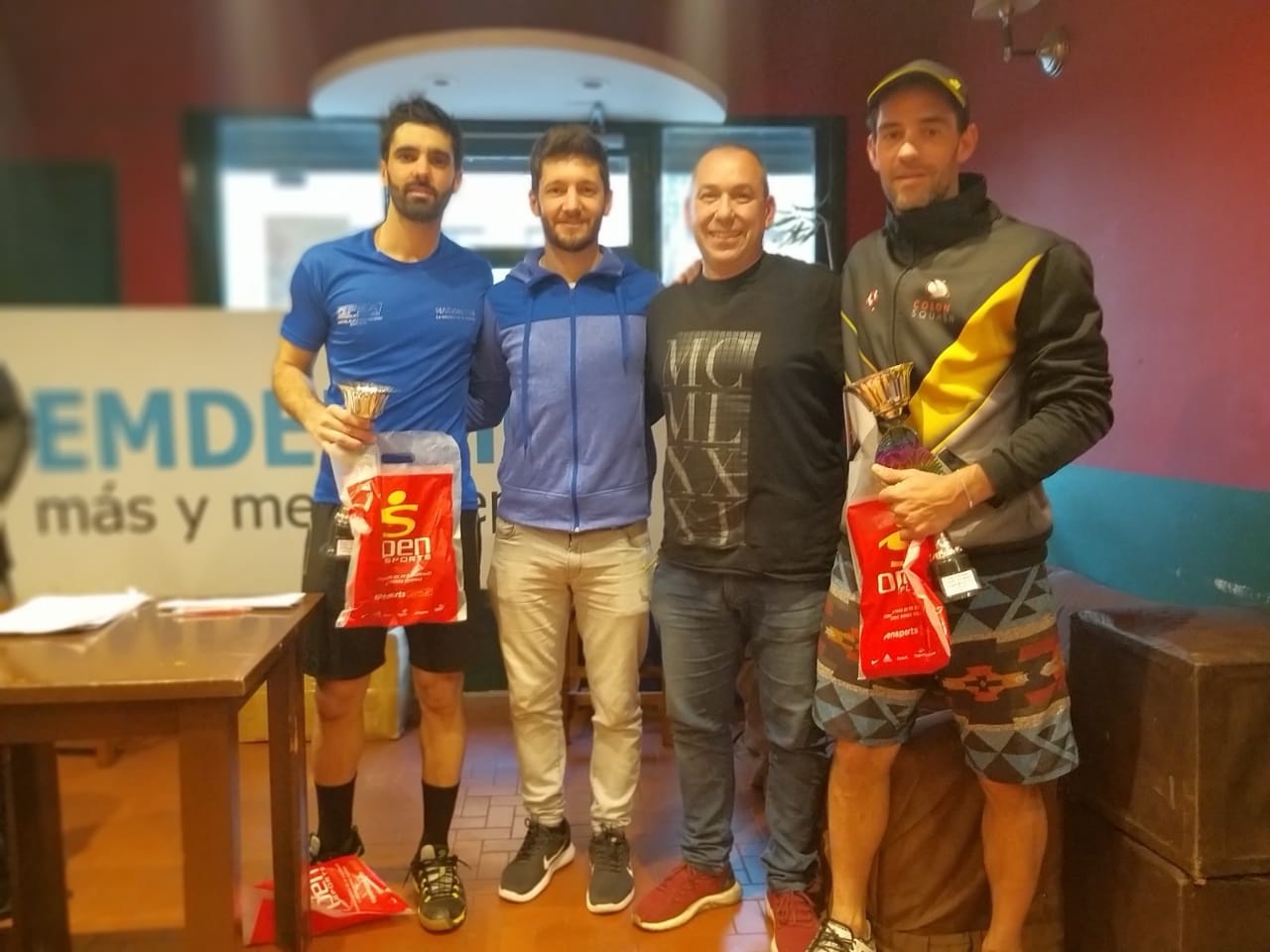 Jorge Gutiérrez, en el extremo derecho y Juan Pablo Roude, en el izquierdo, recibieron sus premios de Caíto Roude, anfitrión, y Walter Katz, presidente de la AMSR.