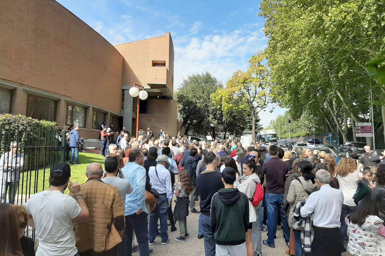 Madrid. Ciudadanos argentinos emiten su voto en la Embajada Argentina. Foto: Prensa Cancillería.