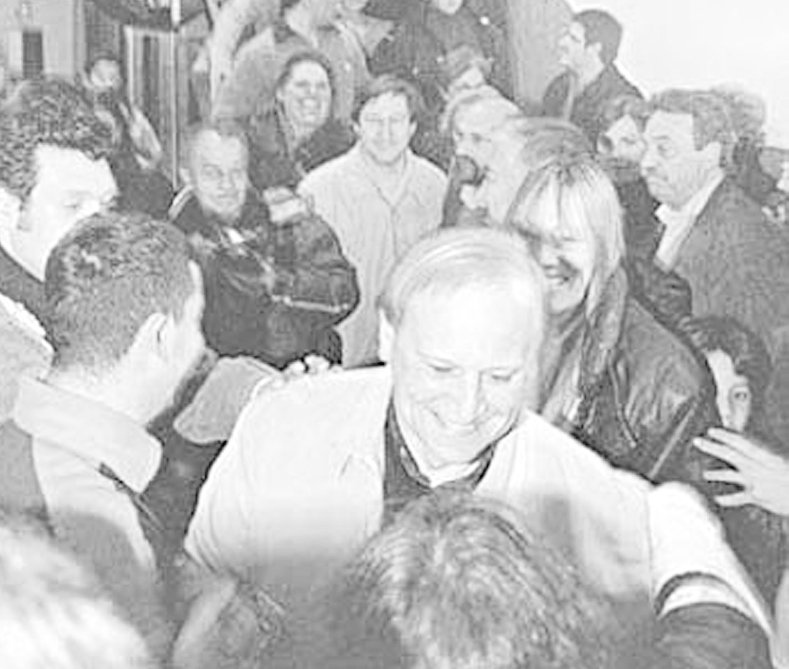 Los radicales también festejaron con Daniel Katz, quien se impuso el 14 de setiembre de 2003 con el 48% de los votos. Se convertiría en el tercer jefe comunal surgido del comité radical. Con él, asumieron 7 concejales del Frente.