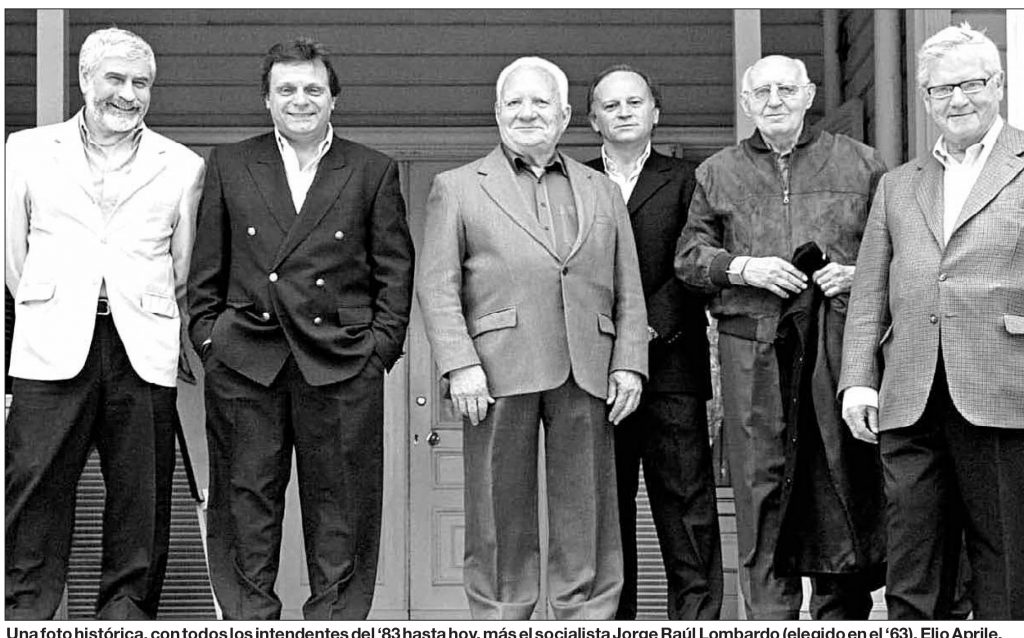 Una foto histórica, con casi todos los intendentes del '83 hasta hoy, más el socialista Jorge Raúl Lombardo (elegido en el '63), Elio Aprile, Gustavo Pulti, Jorge Lombardo, Daniel Katz, Angel Roig y Mario Russak. 