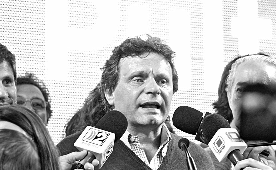  El ex intendente y actual candidato, Gustavo Pulti, festejó en la noche del 28 de octubre de 2007 en la sede de Acción Marplatense. El 23 de octubre de 2011 logró la reelección.