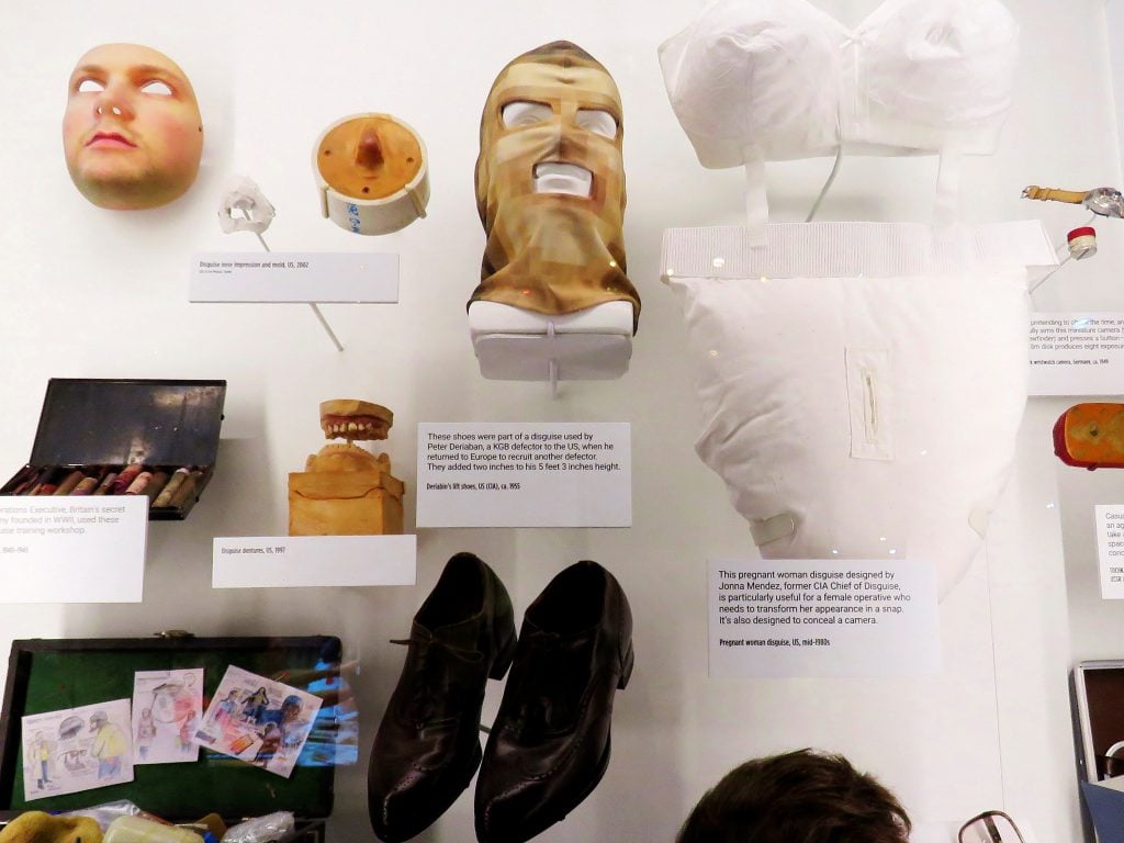 Máscaras, pelucas, dentaduras, zapatos e incluso ropa interior para simular un embarazo, son solo algunos de los artilugios que empleaban los agentes de la CIA para disfrazarse. Foto: EFE.