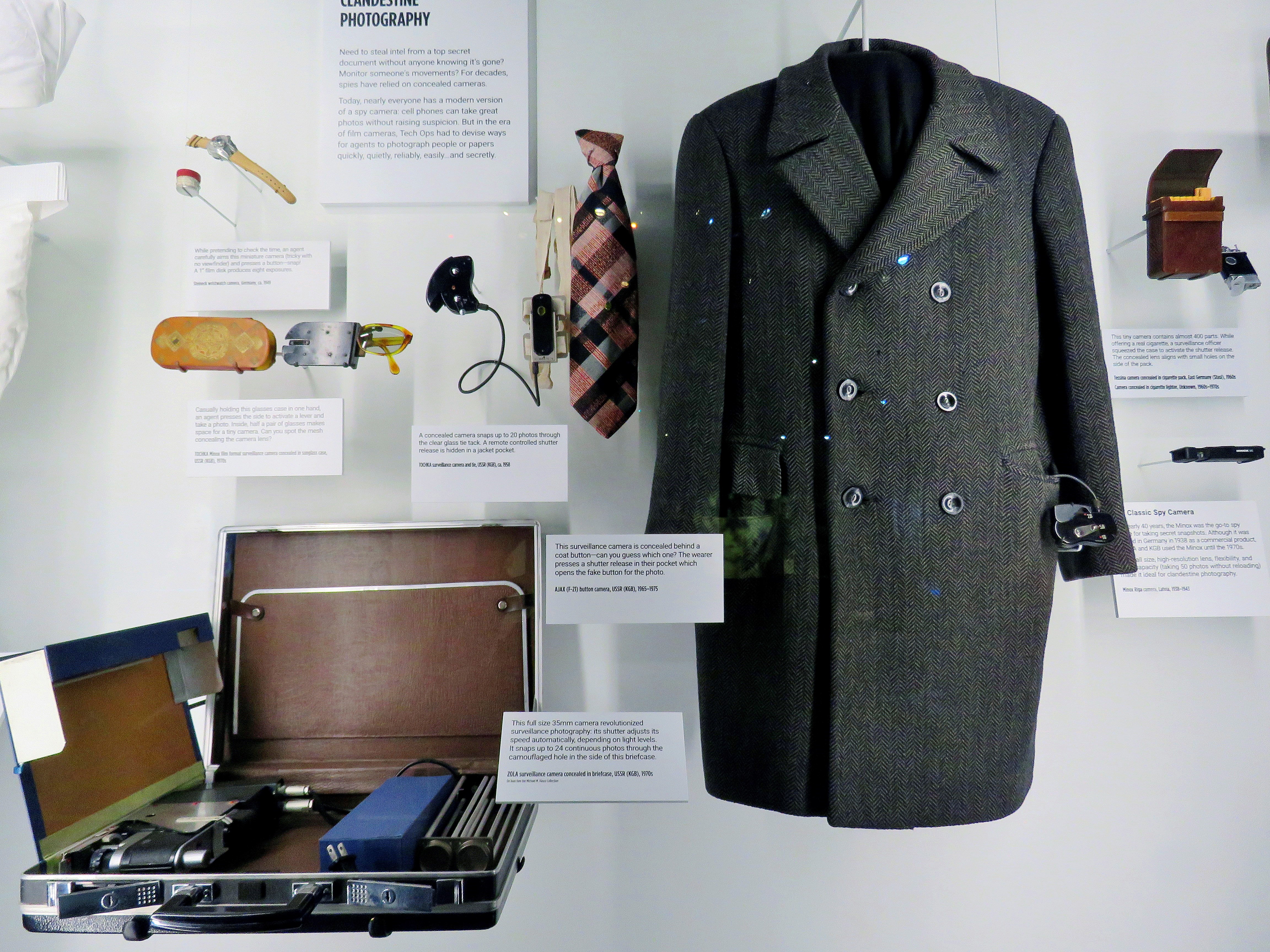 Vista de un abrigo, corbata y otros objetos de la CIA que servían para esconder minicámaras durante la Guerra Fría y que pueden verse en el Museo Internacional del Espía en Washington. Foto: EFE | Susana Samhan.