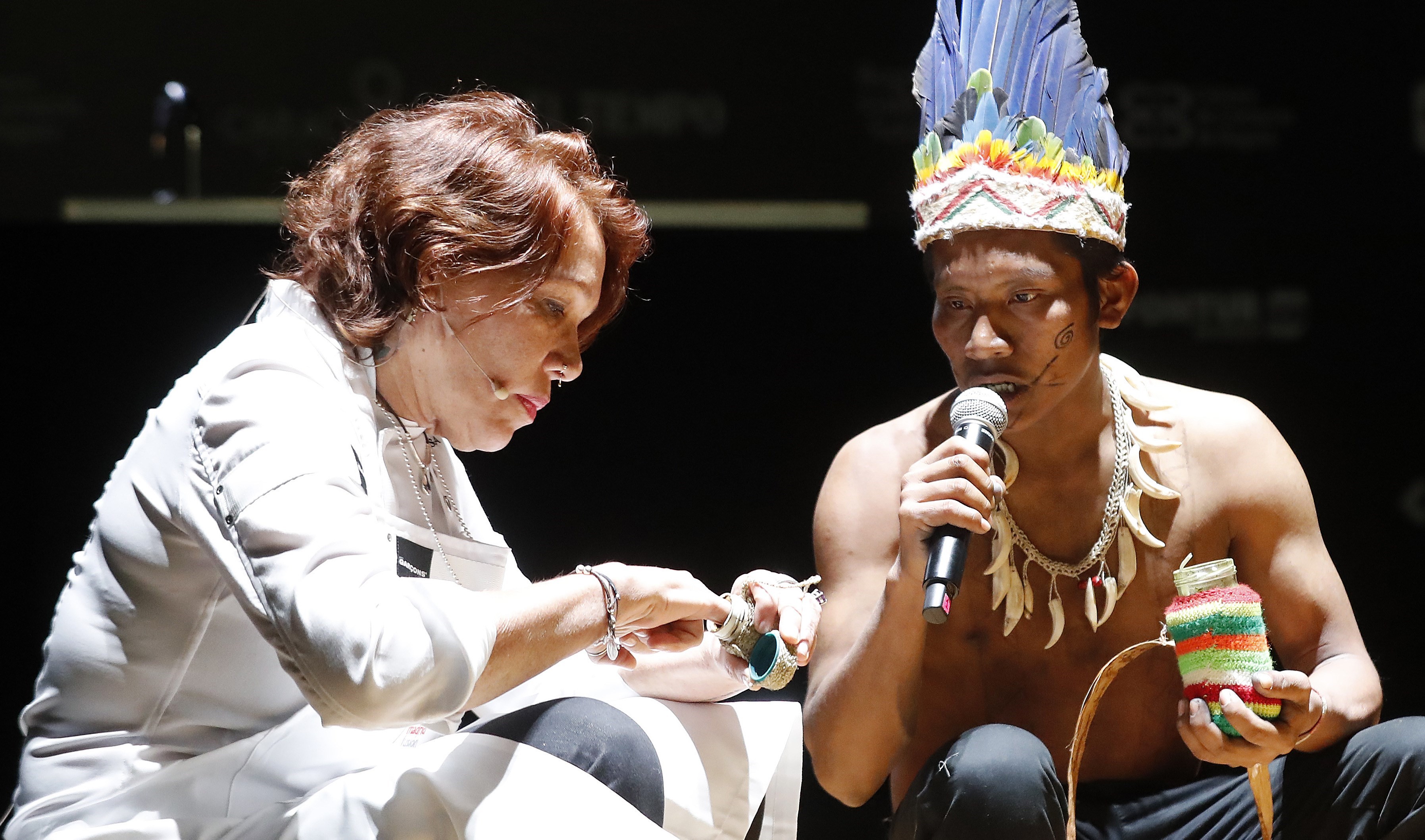 Leonor Espinosa escucha a un indígena de la etnia huitoto de la Amazonía colombiana durante la ceremonia del mambeo. Foto: EFE | Mauricio Dueñas Castañeda.