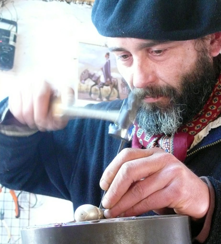 Un artesano de Tres Arroyos prepara el bastón de mando de Kicillof - La Capital de Mar del Plata