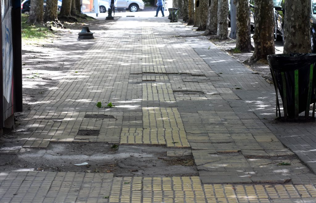 Peligro, abandono y polémica por el estado de las veredas de la plaza ...