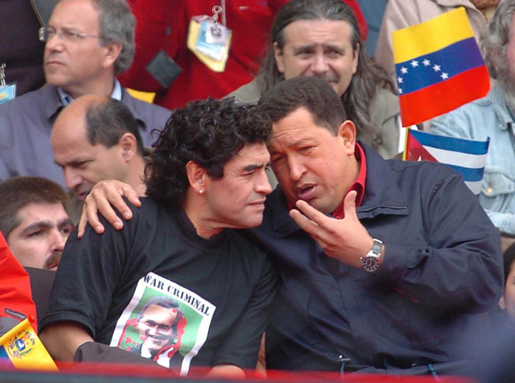 Télam, Buenos Aires 04/11/05: El presidente de la República Bolivariana de Venezuela, Hugo Chávez, junto al exfutbolista, Diego Armando Maradona, durante el acto de cierre de la III Cumbre de los Pueblos, realizado en el Estadio Mundialista de Mar del Plata. Foto: Juan Roleri/Télam/lz