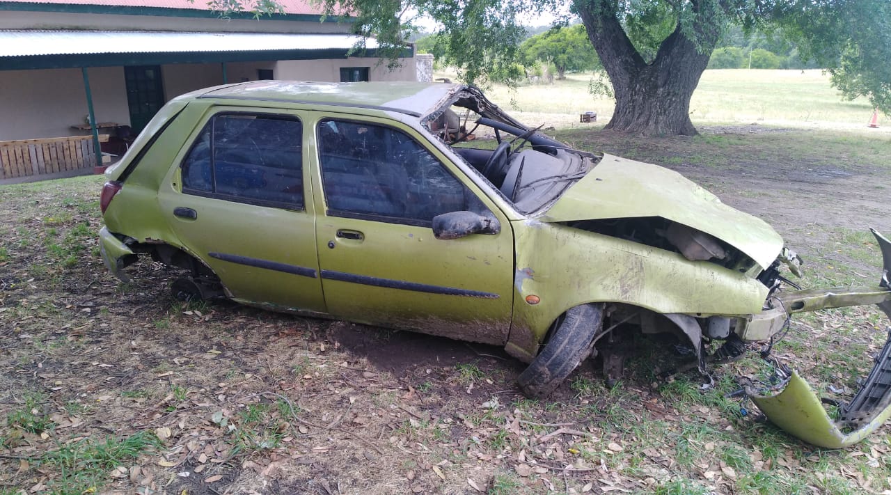 Así quedó el Ford Fiesta que conducía el joven de 18 años.