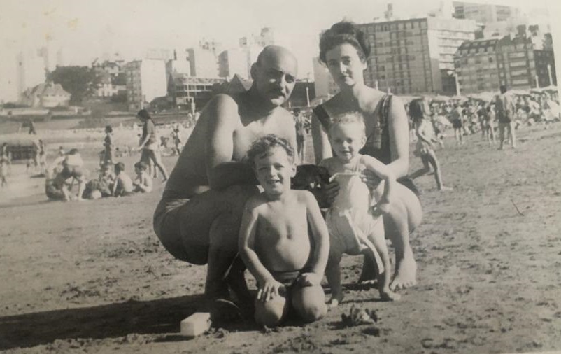 Juan José Cerati y Lilian Clark posan junto a sus hijos Gustavo y Estela en la Bristol. La fotografía pertenece al album familiar, guardado como un verdadero tesoro.