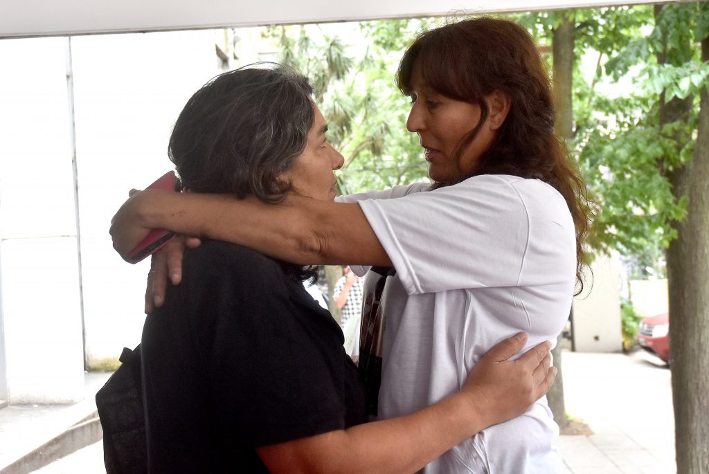 Las mamás de Lucía Pérez y Eliana Domínguez se funden en un abrazo sororo.