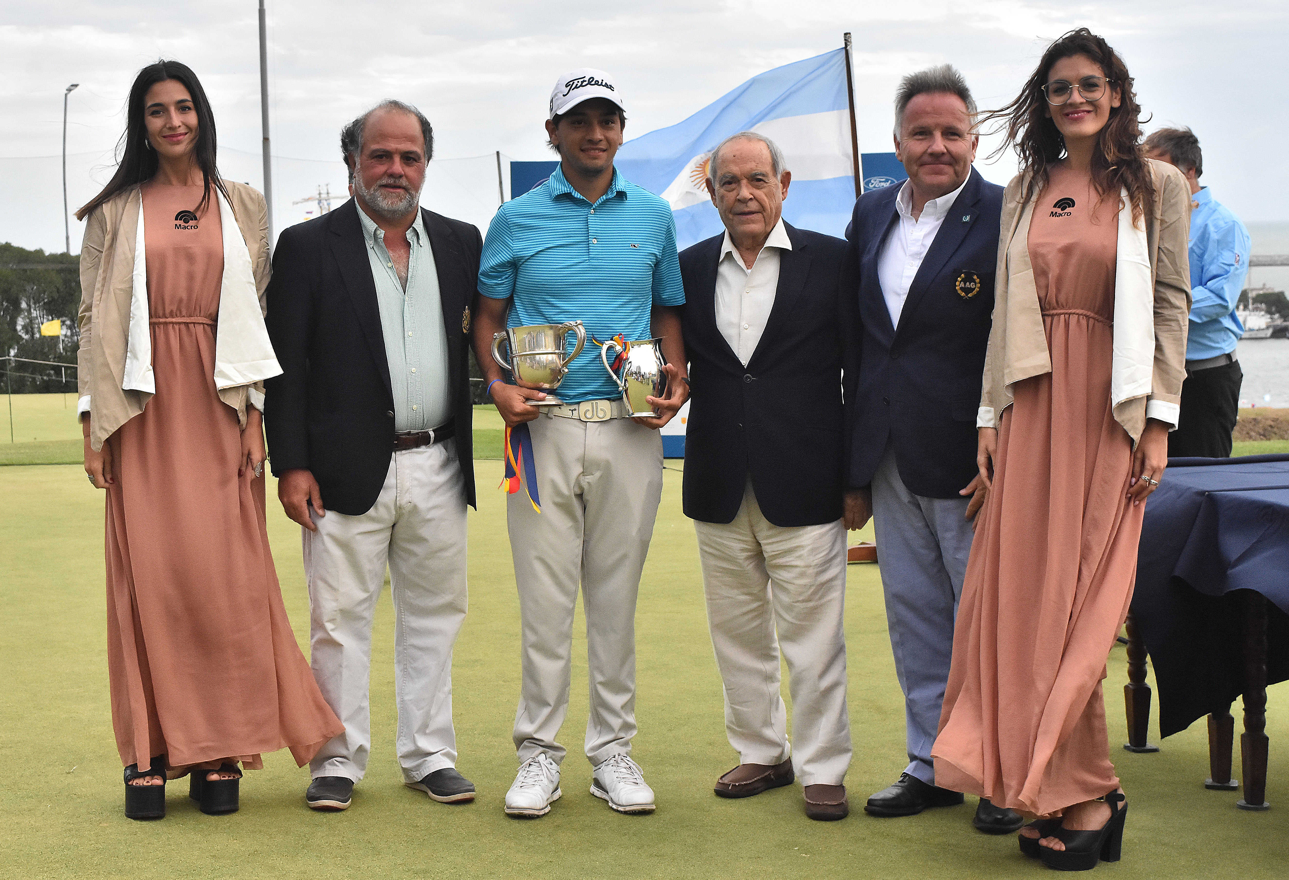 Jesús Montenegro, campeón de la Copa La Prensa, junto a Florencio Aldrey, director de LA CAPITAL, Manuel del Carril (h), presidente del Mar del Plata Golf Club, y Andrés Schönbaum, presidente Asociación Argentina de Golf.