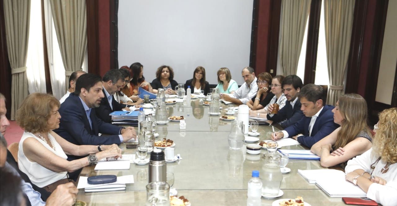 El gobernador junto a los equipos de las áreas educativas de Nación y Provincia