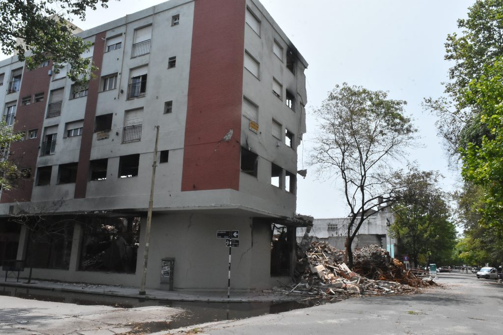 El frente del edificio de Rivadavia y 20 de Septiemebre, pese a la visibles fisuras que presenta tras el incendio, todavía sigue en pie. Se demolerá en los próximos días. 