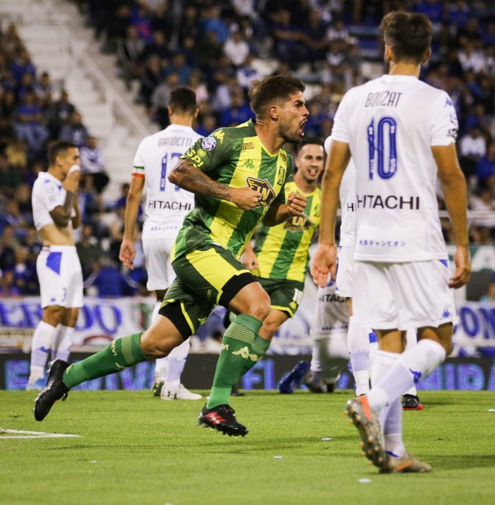 Federico Gino festeja su gol, el del empate parcial en Liniers. (Foto Sergio Biale // Club Aldosivi)